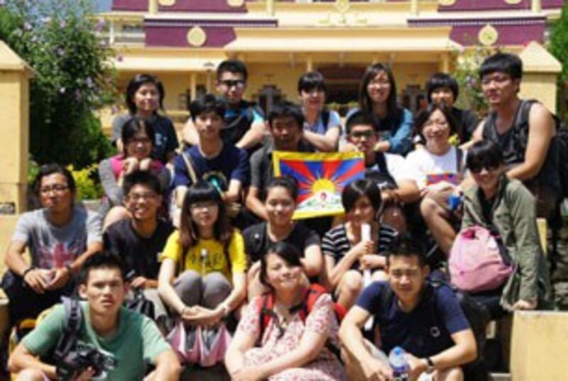 图片:台湾青年参访团一行7月30日拜见噶玛巴仁波切后在下密院寺院留影。(台湾图博之友会提供/记者丹珍)