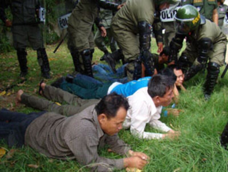 កំលាំង​នគរបាល​អន្តរាគមន៍​បង្ហាញ​ឈុត​មួយ ក្នុង​ថ្ងៃ​បិទ​វគ្គ​ហ្វឹកហ្វឺន​ស្ដីពី​យុទ្ធសាស្ត្រ​បង្ការ ទប់ស្កាត់ និង​បង្ក្រាប​កូដកម្ម បាតុកម្ម និង​កុបកម្ម​ហិង្សា នៅ​ថ្ងៃ​ទី​៣១ កក្កដា ឆ្នាំ​២០១២។