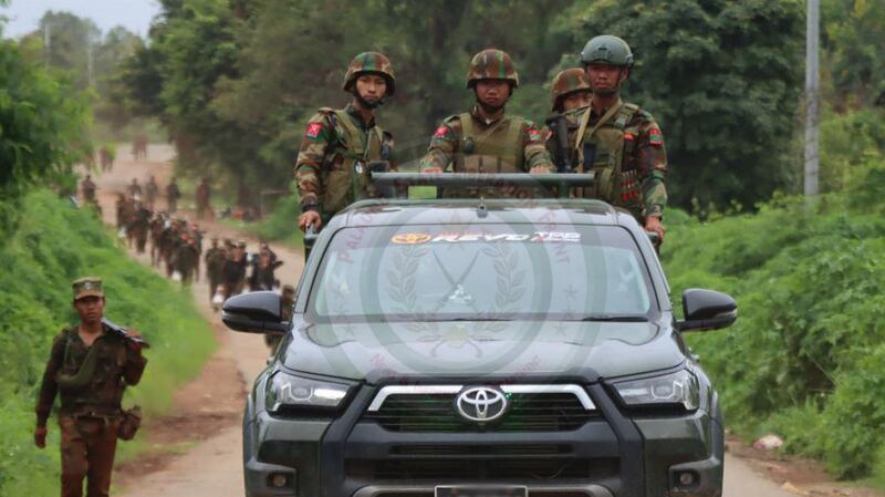 ရှေ့တန်းစစ်မြေပြင်တစ်နေရာမှ တအာင်းအမျိုးသား လွတ်မြောက်ရေးတပ်မတော် (TNLA) တပ်ဖွဲ့ဝင်များအား ၂၀၂၄ ခုနှစ် ဇူလိုင်လ ၁၀ ရက်နေ့တွင် တွေ့ရစဉ်။ (Photo: PSLF/TNLA News)