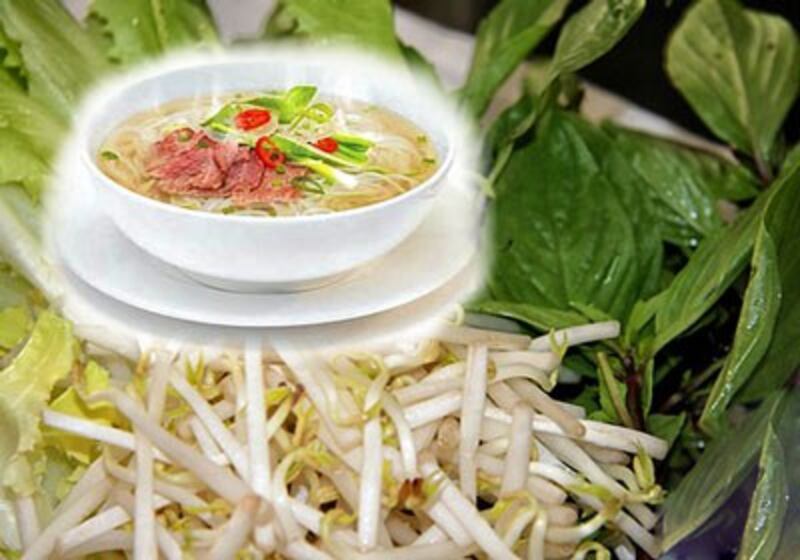 Tô phở ở miền Nam thường có thêm những thứ rau, giá rồi tương ớt...