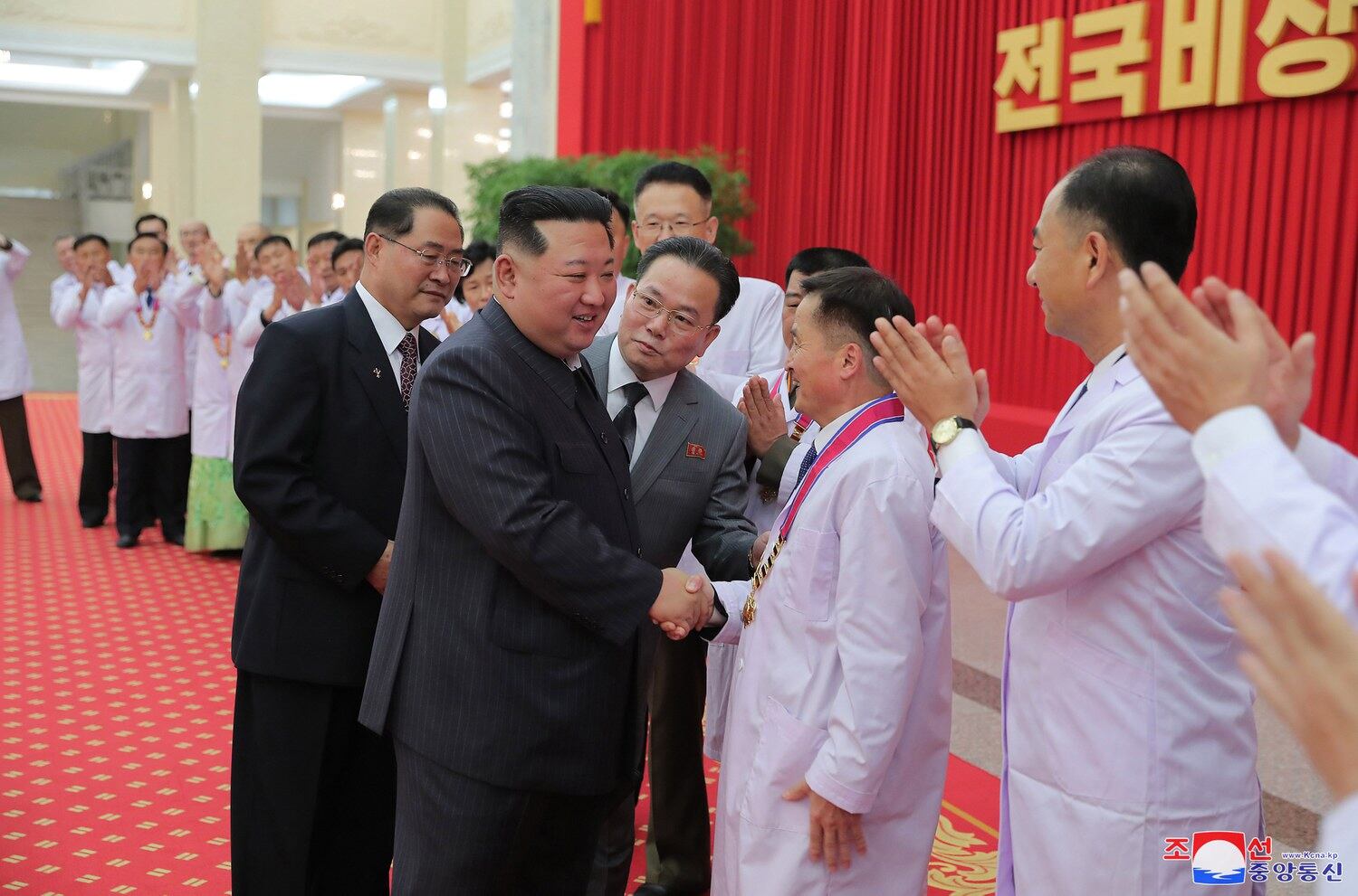 김정은 북한 국무위원장이 전국비상방역총화회의를 주재하고 신종 코로나바이러스 감염증(코로나19) 위기가 완전히 해소됐다고 선언했다. 조선중앙통신은 지난 11일 김정은이 방역 및 보건부문의 모범적인 일군들과 과학자들을 격려하고 "방역 부문과 보건 부문의 일군들이 수고를 제일 많이 하였다"고 치하하면서 방역전 승리를 축하했다고 전했다.