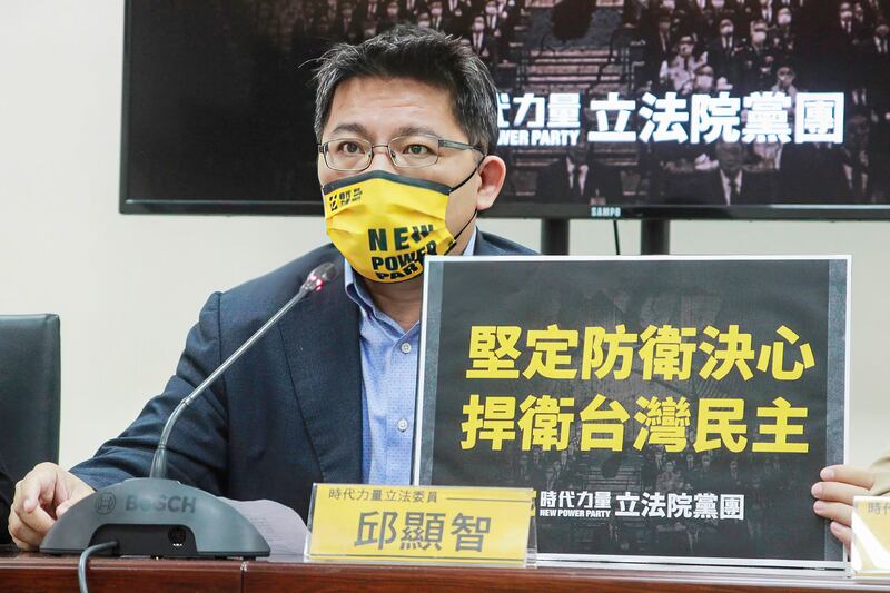 時代力量黨團總召集人邱顯智：8月圍台軍演期間軍方用老舊軍艦牽制解放軍令人擔心。（時代力量提供）