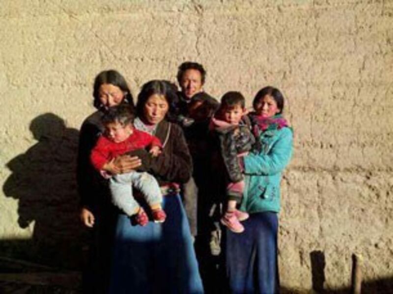 图片：贡布次仁的母亲、妻子及三个儿女。（受访人提供）