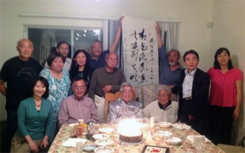 巫宁坤先生在亲友们“祝你生日快乐”的歌声中吹灭蜡烛。