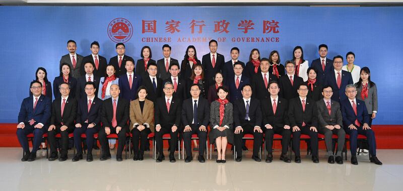 11月港澳培訓中心主任謝煜桐(前排右五)與葉文娟(前排右六),率領政治委任官員赴北京參加國家事務研修及考察團;葉文娟隨後獲國務院港澳事務辦公室主任夏寶龍接見。(政府新聞相片)