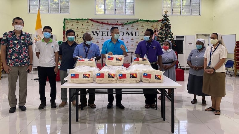 Staff from the Taipei Economic and Cultural Office in Papua New Guinea donating rice to the Catholic Archdiocese of Port Moresby, Dec. 20, 2021.