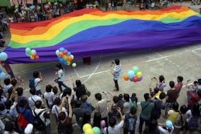 Giới trẻ tham gia hoạt động ủng hộ người đồng giới ở TPHCM hôm 23/09/2012. AFP PHOTO.