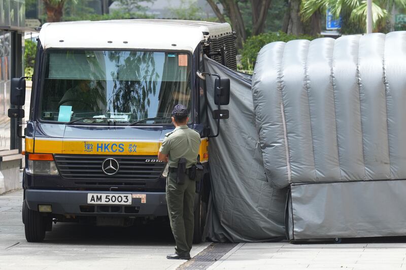 懲教人員增加新措施，在囚車門至終院外的吹氣隧道間設下布簾，把僅有的空隙覆蓋。（吳婷康攝）