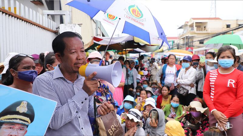 លោក រ៉ុង ឈុន នៅ​ព្រឹក​ថ្ងៃ​ទី២៣ ខែកក្កដា ឆ្នាំ២០២០ ដឹក​នាំ​កម្មករ​រាប់​រយ​នាក់​តវ៉ា​នៅ​​រោងចក្រ វ៉ាយអូលែត (VIOLET APPAREL CAMBODIA CO,.LTD) ទាមទារ​​រក​ដំណោះ​ស្រាយ​ក្នុង​វិវាទ​ការងារ​ជាមួយ​រោងចក្រ​នេះ។