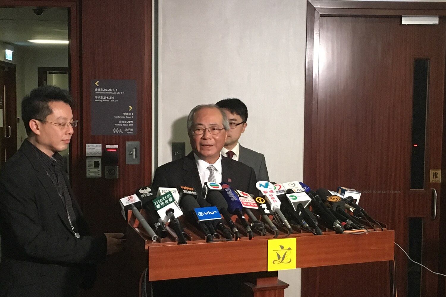 香港教育局局长吴克俭欢迎深圳当局的政策,但他说无法估计有多少学童会北上就学。(王四维拍摄)