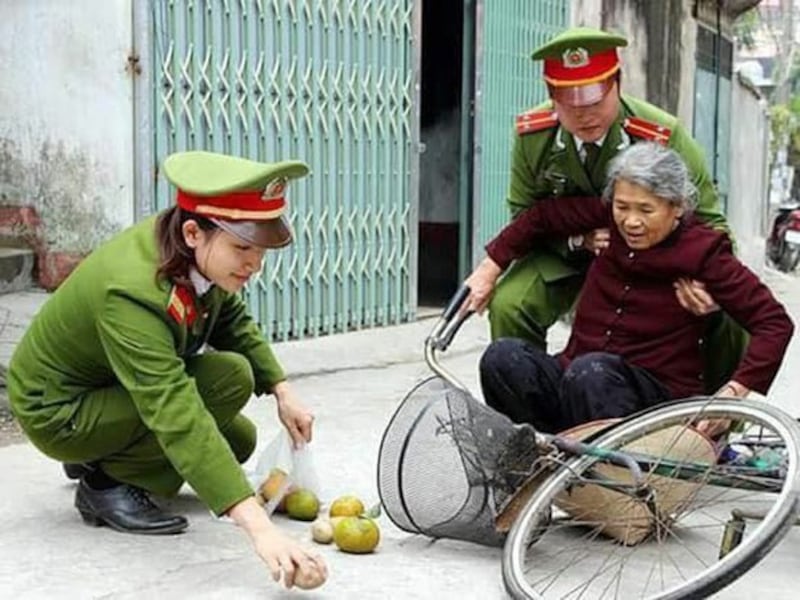 Công an lượm cam giúp bà lão
