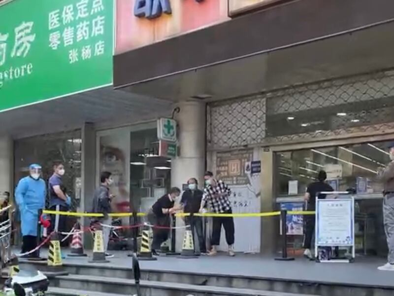 上海居民拍攝到一超市門口，排隊的人龍數百米長。（視頻截圖）
