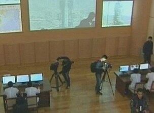 사진은 위성발사종합지휘소를 참관하는 외국 기자들의 모습.