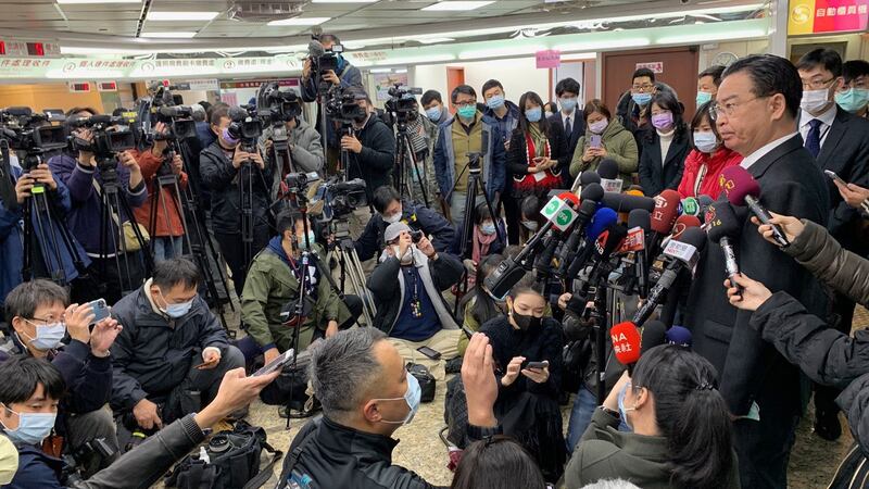 台湾外交部长吴钊燮视察新版护照申办情形,受到国内外媒体关注。(记者夏小华摄)