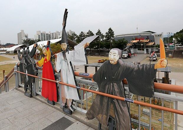 유네스코 지정 세계무형문화유산인 강릉단오제가 중동호흡기증후군(메르스) 확산에도 올해도 개최될 예정이어서 천 년 축제의 전통이 이어질 전망이다.  