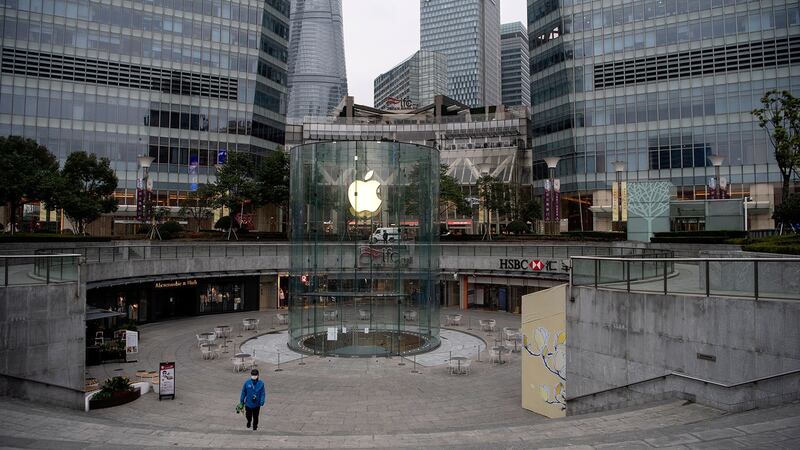 2020年2月7日，一名戴着防护口罩的男子在上海浦东陆家嘴国际金融区行走。（法新社）