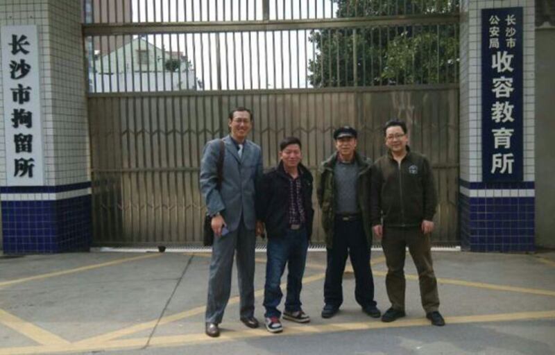 2015年3月30日，湖南長沙4位網友，來拘留所探望被行政拘留的區伯。（長沙網友攝）