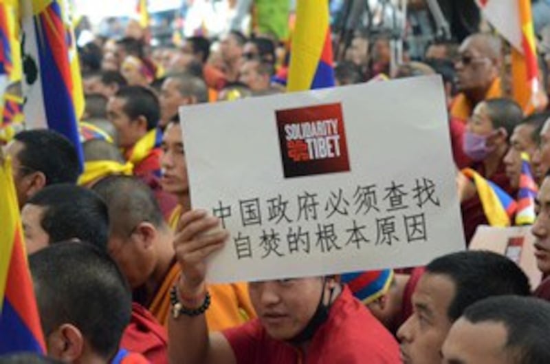 图片： 示威者向中国政府表达诉求。 （记者丹珍拍摄）