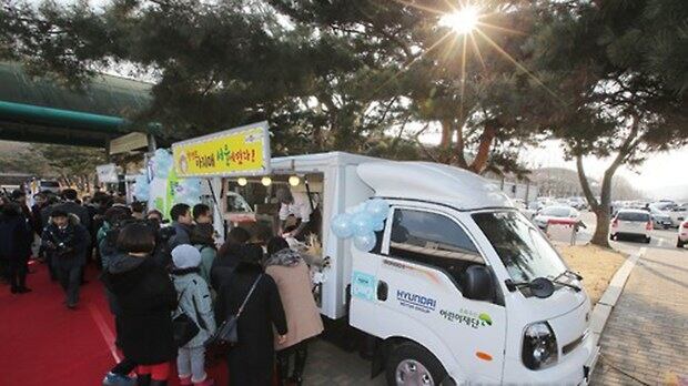 경기 과천시 서울경마공원(렛츠런파크서울)에서 열린 탈북민 푸드트럭 개업식에서 참석자들이 음식을 맛보고 있다. 