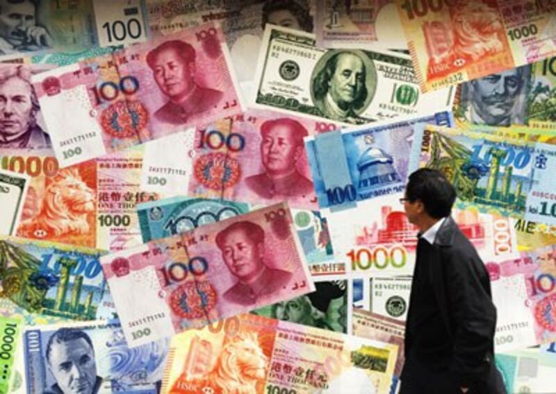 Các loại tiền quốc tế trang trí cho một cửa hàng đổi ngoại tệ tại Hồng Kông (tháng 3, 2015) AFP