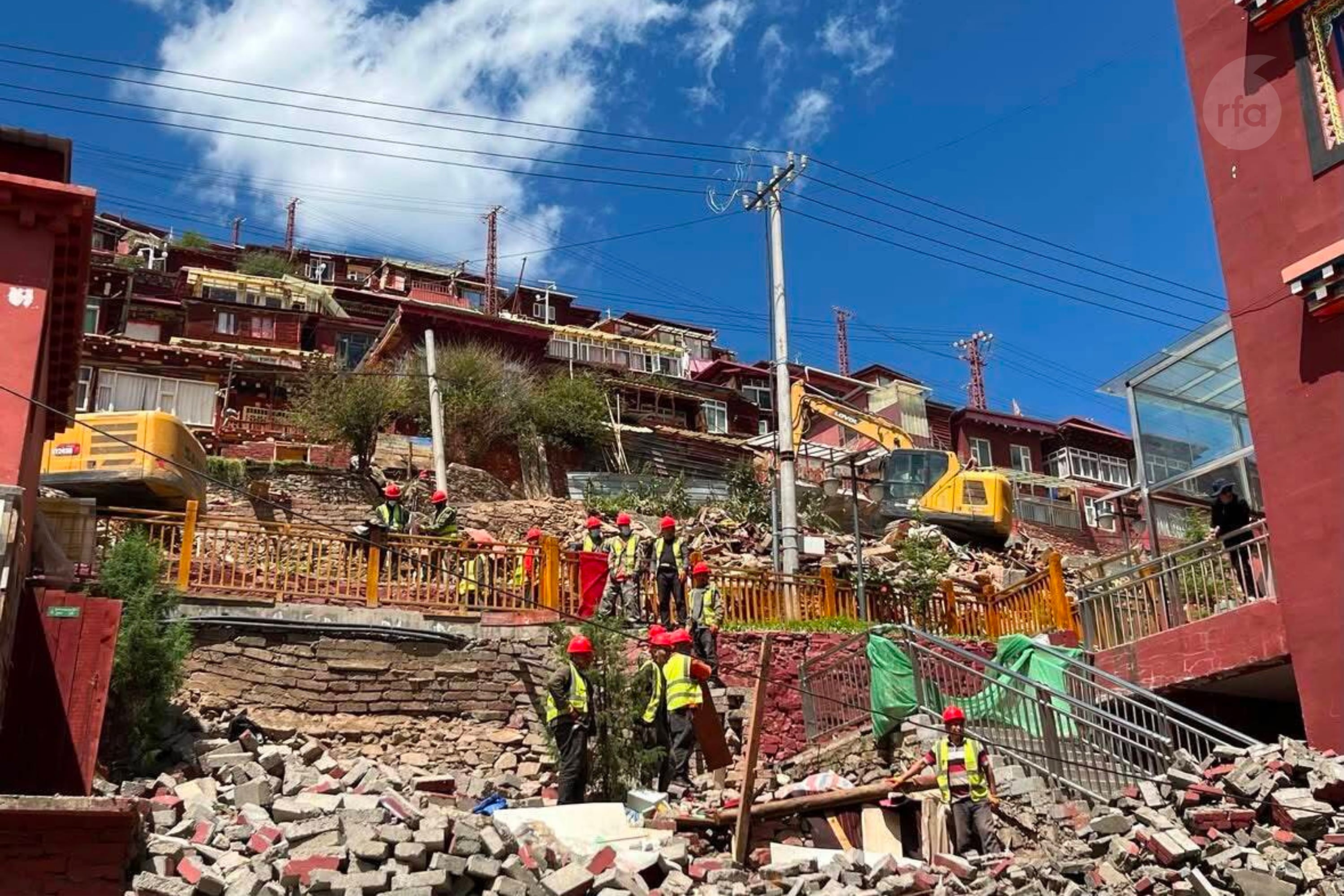 Une photo du 11 août 2026 montre la démolition en cours des quartiers monastiques par les autorités locales au monastère de Larung Gar.