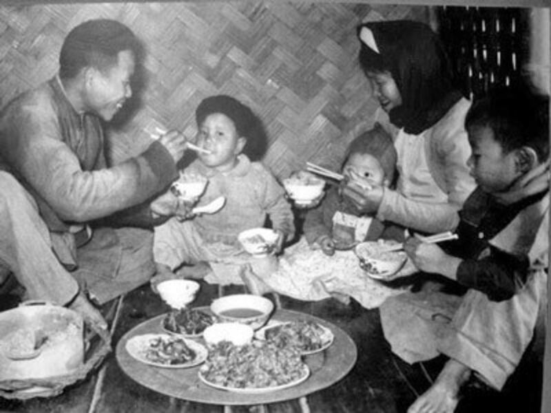 Ảnh trưng bày cảnh sống ấm no của nông dân sau cải cách. Quần áo lành lặn, thức ăn ê hề - Đăng hình nầy, trang quêchoa ghi chú thêm: Bữa cơm 5 món của nông dân thời Cải cách, soong nhôm không nhọ ( nấu bếp gas hoặc điện), dùng đũa nhựa trắng, môi nhôm. 