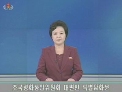 북한 조선중앙TV 아나운서가 6·15 공동선언 발표 13주년을 계기로 개성공단 정상화와 금강산관광 재개를 위한 남북 당국간 회담을 열자고 제의한 조국평화통일위원회 대변인 특별담화문 발표를 전하고 있다. 