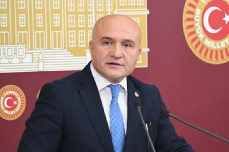 تۈركىيە «ئىيى» پارتىيەسىنىڭ پارلامېنتتىكى گۇرۇپپا مەسئۇلى ئەرخان ئۇستا ئەپەندى يىغىندا سۆزدە. 2023-يىلى يانۋار.