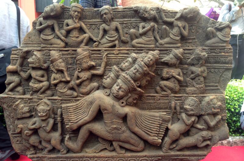 រូប​ចម្លាក់​សិល្បៈ​ដែល​ពាណិជ្ជករ​ជនជាតិ​ន័រវេសន៍ (Norway) លោក ម័រធិន បូស្ទ័ររូដ (Morten Bosterud) ប្រធាន​ក្រុមហ៊ុន អាតត្លាសឃ្លីនីកែន (Atlasklinikken) ប្រគល់​ឲ្យ​កម្ពុជា វិញ​នា​សារមន្ទីរ​ជាតិ​ភ្នំពេញ នៅ​ថ្ងៃ​ទី​២០ ខែ​តុលា ឆ្នាំ​២០១៥។ 