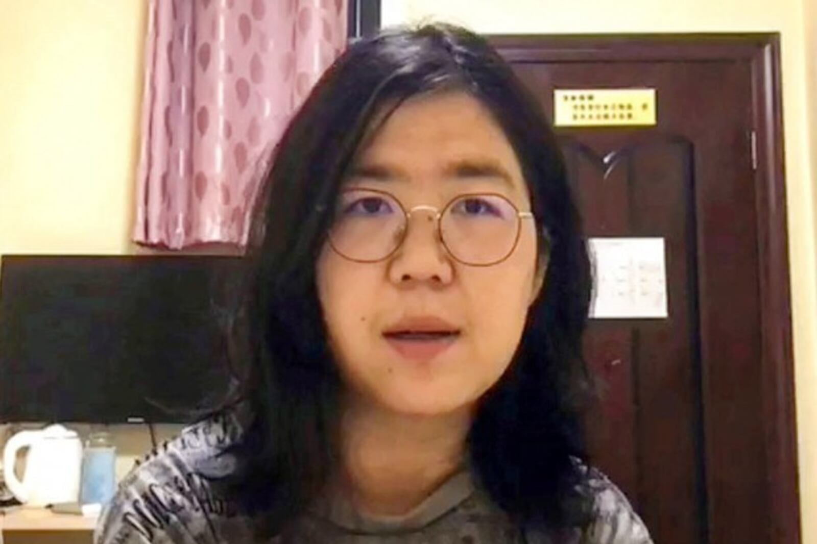 公民记者张展在油管直播时的资料画面。