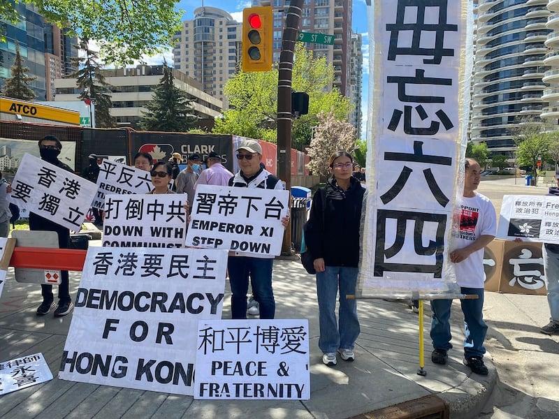 卡尔加里民主人士在中国领事馆门前集会,抗议中共抹灭六四历史。 (陈思明提供)