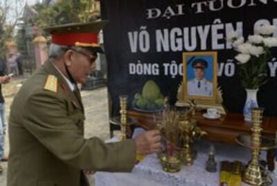 Bàn thờ tướng Giáp được lập tại quê ông, Quảng Bình hôm 13/10/2013. AFP photo 