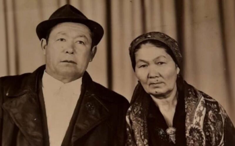 مىللىي ئارمىيە جەڭچىسى نۇرمۇھەممەت سادىقوف ئايالى بىلەن. (ۋاقتى ئېنىق ئەمەس). قازاقىستان.