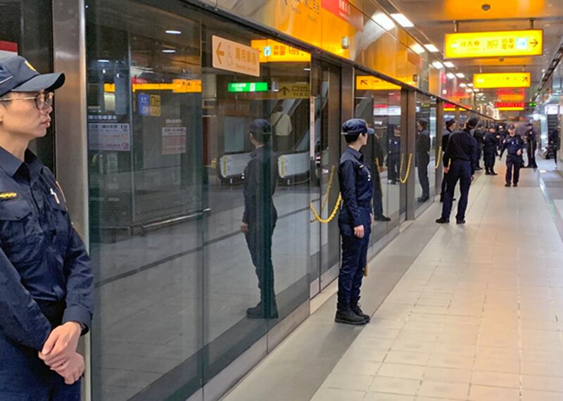 2019年12月21日，警方在捷運站每個上落車門口都派出警察駐守。(鍾廣政 攝)