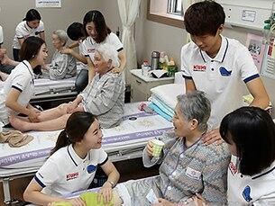 경북 구미시립노인요양병원에서 구미대 홍보대사 학생들이 노인 환자에게 안마를 해주고 있다. 