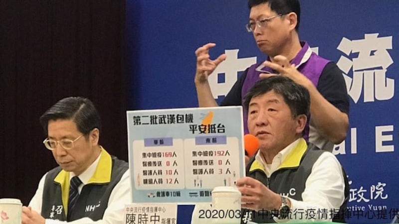 中央流行疫情指挥中心指挥官陈时中说明两岸公卫差异。(疾管署提供)