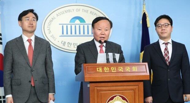 자유한국당 '국민과 함께하는 2020 희망공약개발단' 총괄단장인 김재원 정책위의장이 10일 오전 서울 여의도 국회 정론관에서 외교·안보·통일 공약을 발표하고 있다. 