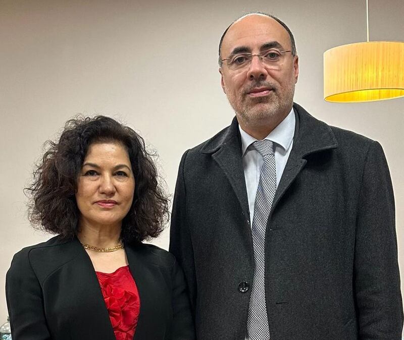 ئوڭدىن سولغا مىسىرنىڭ باش ئەلچىسى موھامەت سارۋات سەلىم بىلەن ئۇيغۇر ھەرىكىتى تەشكىلاتىنىڭ رەئىسى روشەن ئابباس. 2023-يىلى 6-دېكابىر، دۇبلىن