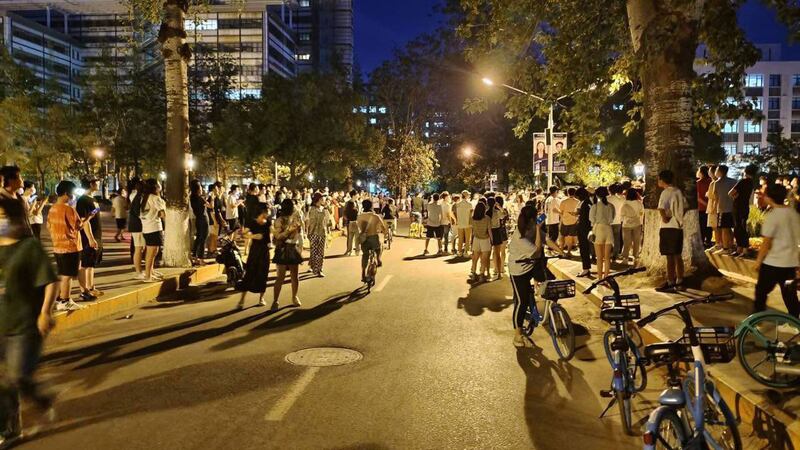 众多居民在围观学生们的示威活动。（视频截图）