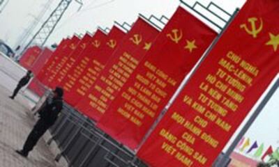 Cờ, phướn tuyên truyền cho ĐCSVN trên đường phố Hà Nội tháng 1/2011. AFP photo