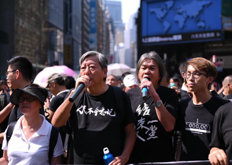 香港支聯會主席李卓人(穿著「人民不會忘記」黑衫者)的Zoom帳號於5月底被關閉。疑與紀念六四、香港民主運動講座有關。(李卓人臉書圖片 / 拍攝日期不詳)
