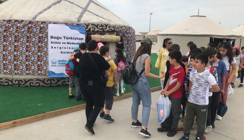 5-نۆۋەتلىك ئەنئەنىۋى تەنتەربىيە ۋە مەدەنىيەت فېستىۋالىدا ئۇيغۇر ئۆسمۈرلەر. 2022-يىلى 9-ئىيۇن، ئىستانبۇل، تۈركىيە.