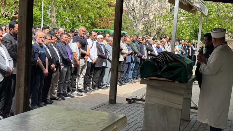 مەرھۇمە ئائىشە ياسىننىڭ جىنازا نامىزى ئوقۇلۇۋاتقان كۆرۈنۈش. 2024-يىلى 16-ئاپرېل، ئىستانبۇل