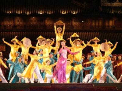 Múa nón trước Hoàng Cung