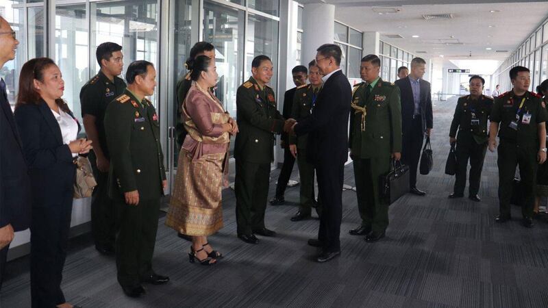 လာအိုနိုင်ငံ၊ ဗီယင်ကျန်းမြို့တွင် ကျင်းပသည့် အာဆီယံကာကွယ်ရေးဝန်ကြီးများ အစည်းအဝေးတက်ရောက်ရန် ရောက်ရှိလာသည့် စစ်ကောင်စီကိုယ်စားလှယ်အဖွဲ့အား ၂၀၂၄ ခုနှစ်၊ စက်တင်ဘာလ ၄ ရက်နေ့က တွေ့ရစဉ်။ (Photo: Myanmar Military)