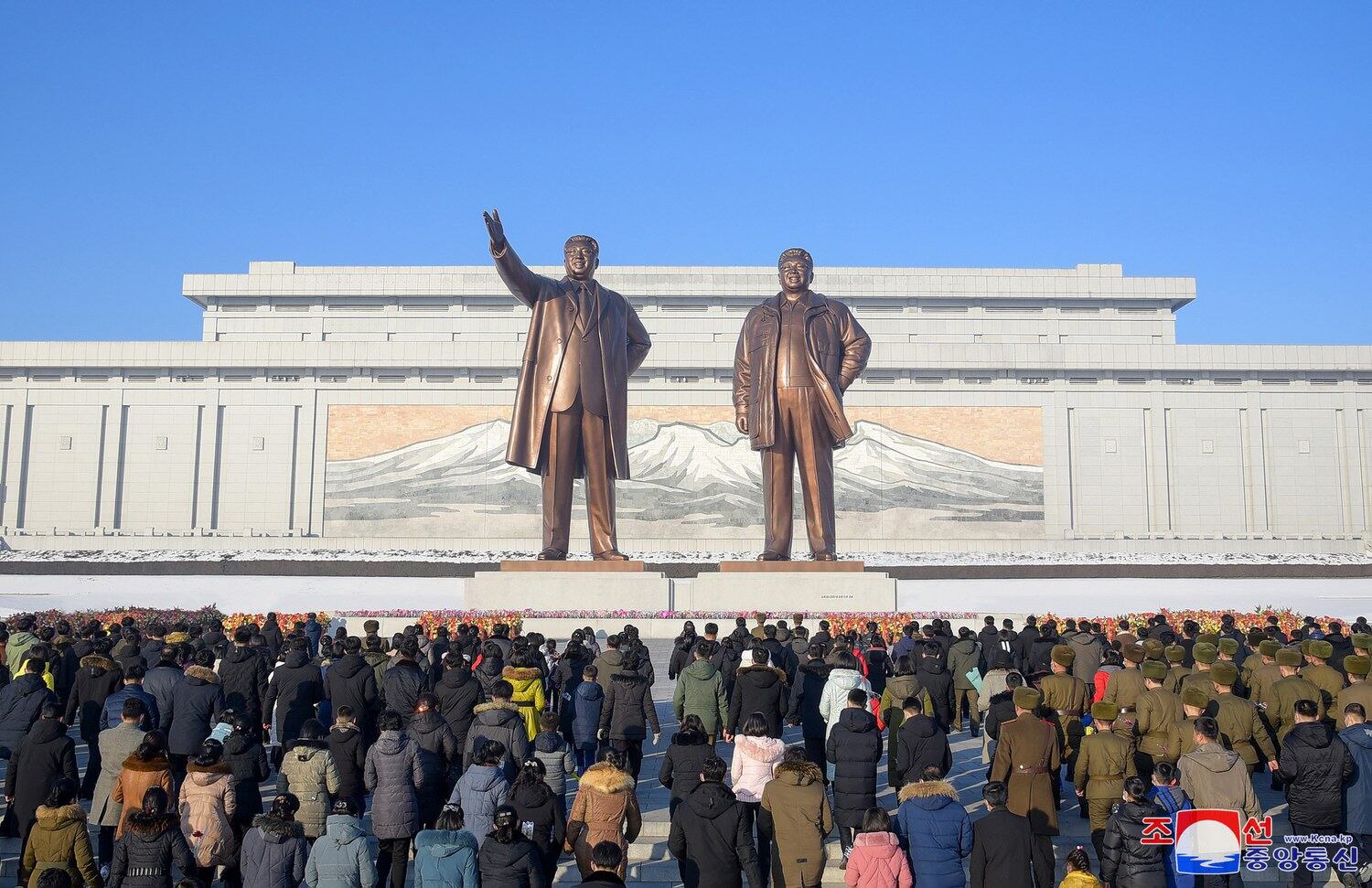 2023년 새해를 맞아 각지에 있는 김일성·김정일 동상과 태양상을 찾아 북한 주민들과 인민군장병들, 청소년학생들이 경의를 표했다고 조선중앙통신이 2일 보도했다.
