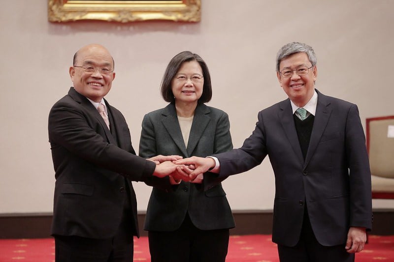 民进党在九合一选举挫败,台湾的前行政院长苏贞昌(图左)请辞,陈建仁(图右)接棒掌政院。(台湾的总统府提供)