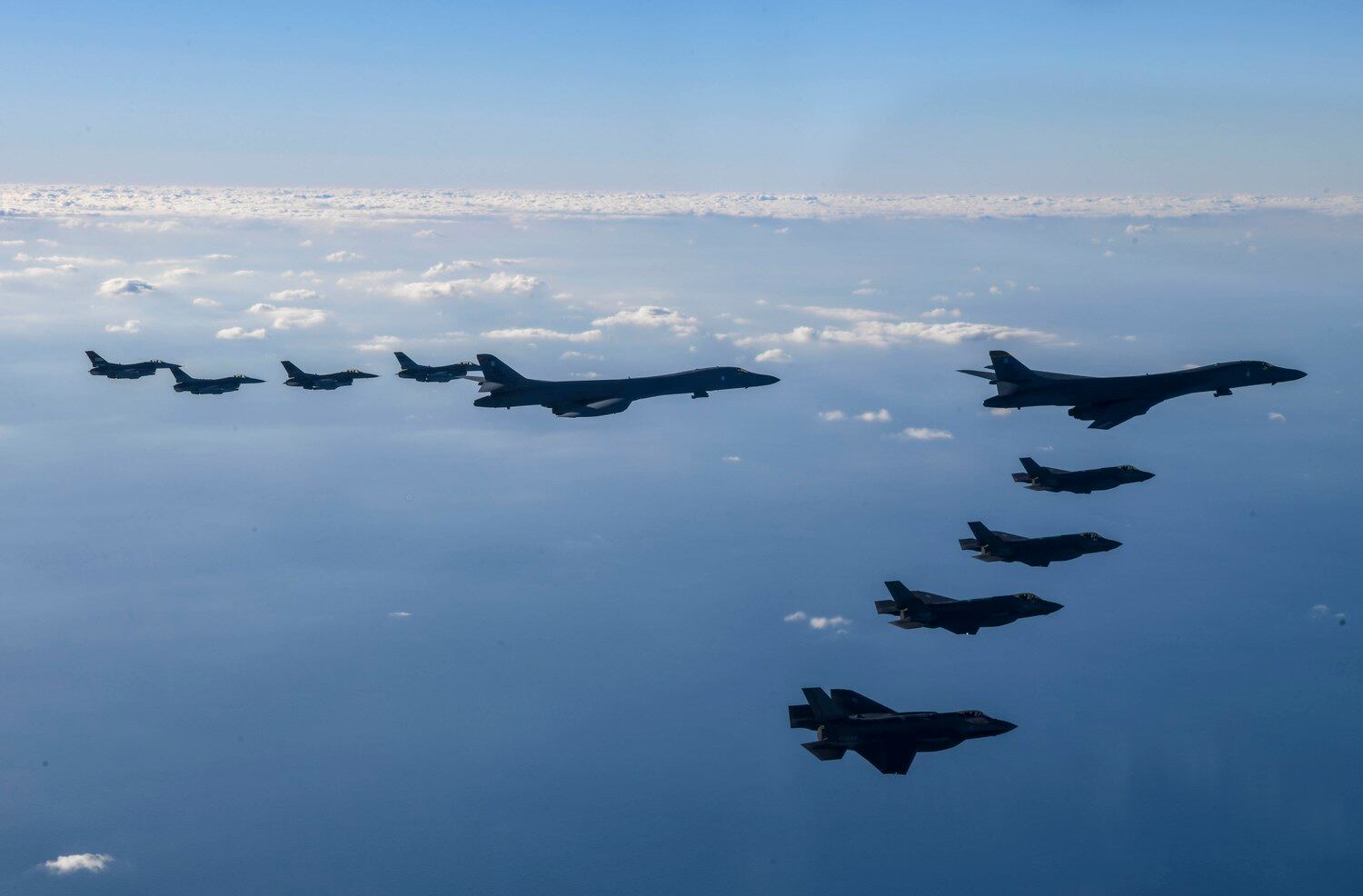 미국 전략자산으로 꼽히는 B-1B 2대가 지난 5일 한반도 상공을 비행하고 있다. 지난달 중순 태평양 괌에 배치됐다가 이날 오후 날아온 B-1B 2대는 한반도 상공에서 한국 F-35A 4대, 미국 F-16 4대와 함께 한미연합공중훈련을 시행하고 있다.