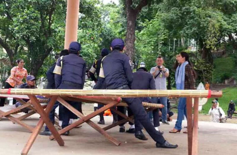 អ្នកបឹងកក់ អ្នកស្រី ទេព វន្នី (រូបបង់កក្រមា) បណ្ដេញសន្តិសុខនៅវត្តភ្នំ ចេញ នៅព្រឹកថ្ងៃទី២៣ កញ្ញា ឆ្នាំ២០១៣។