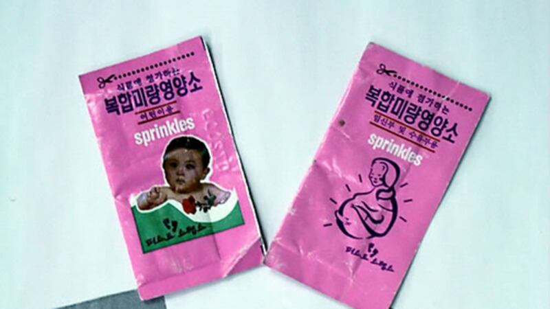 캐나다의 북한어린이 구호단체인 퍼스트 스텝스가 북한 보건성 산하의 어린이 영양연구소와 협력해 각 진료소에 공급하고 있는 복합 미량영양소. 밥에 뿌려 먹는 이 영양소는 개당 2센트(한화 약 25원)로 저렴하고 매 주 한 차례만 먹어도 충분해 인기가 높다. 